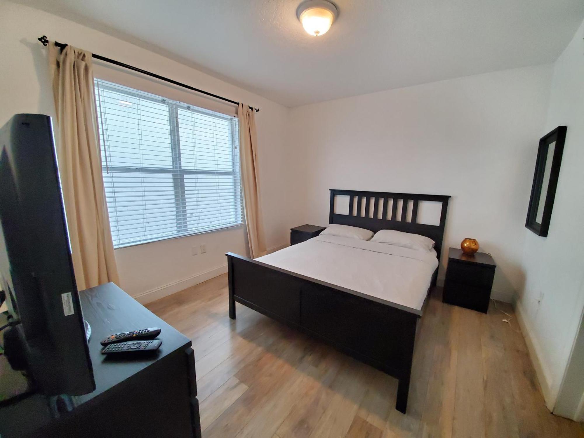 1 Bed On Collins Av Close To Beach *