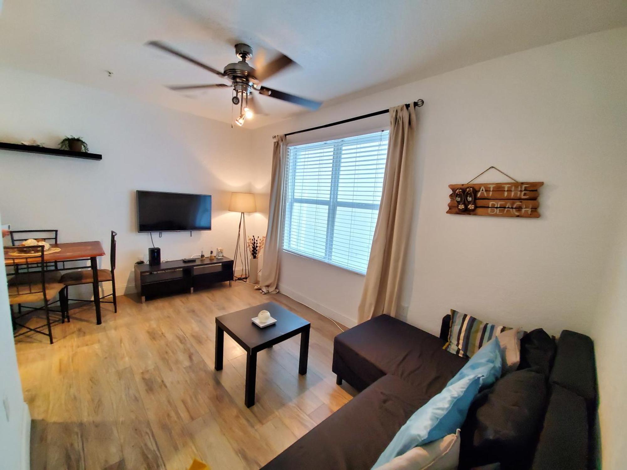 1 Bed On Collins Av Close To Beach * Miami Beach