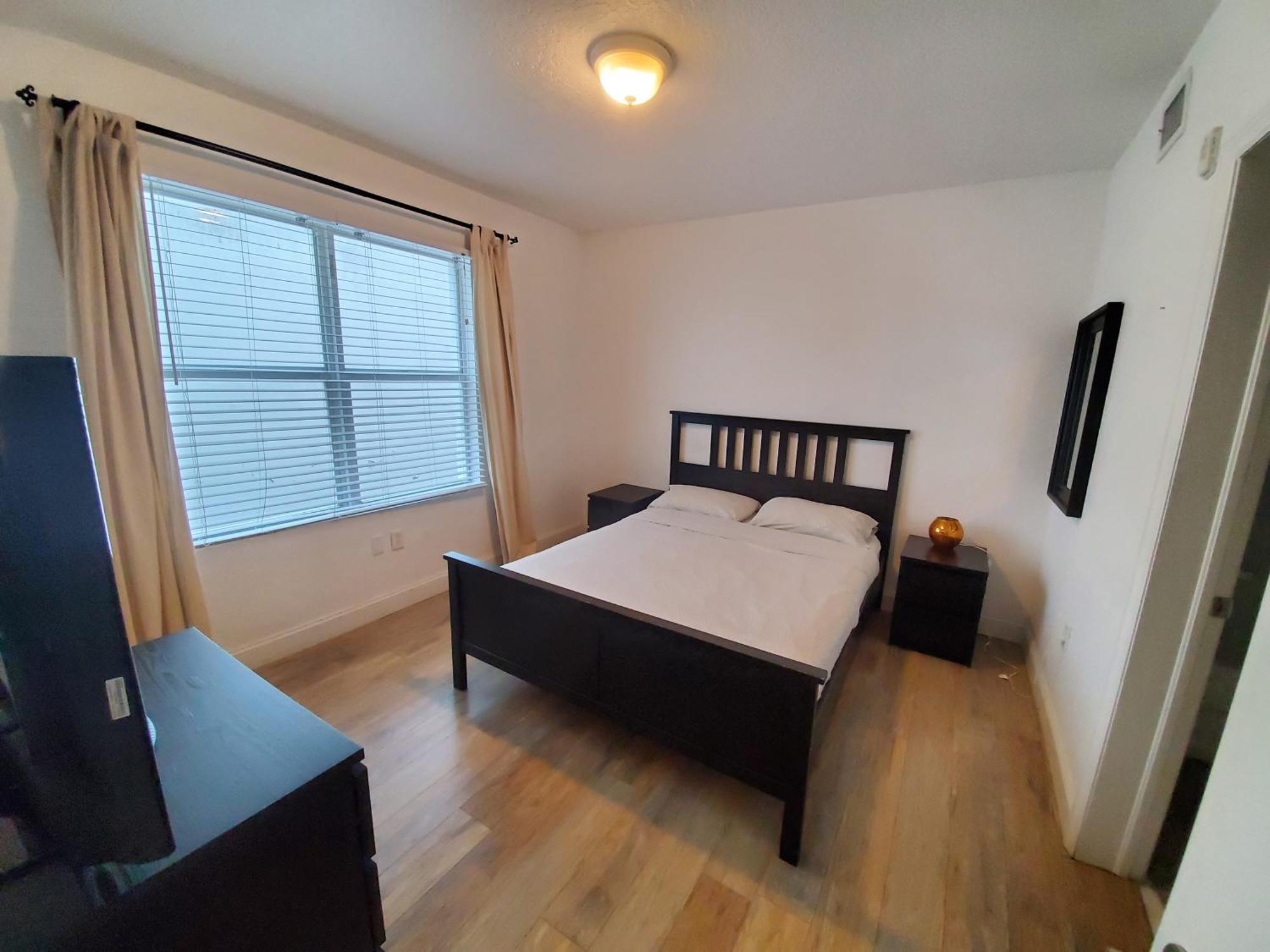 1 Bed On Collins Av Close To Beach Apartment *