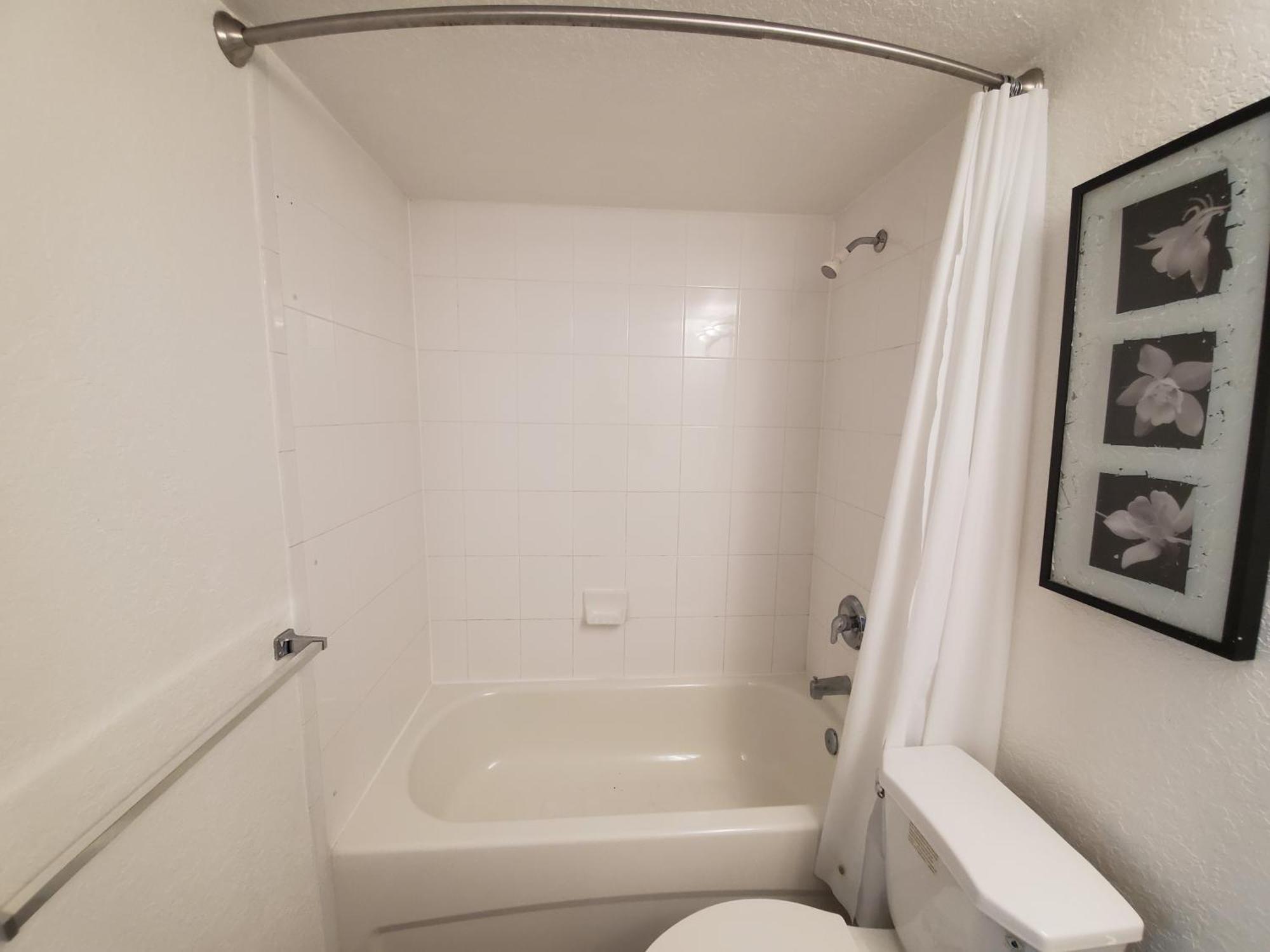 1 Bed On Collins Av Close To Beach Apartment *